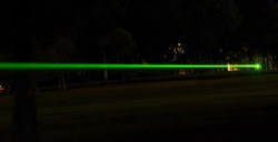 Poner puntero láser verde de alta potencia en fuego